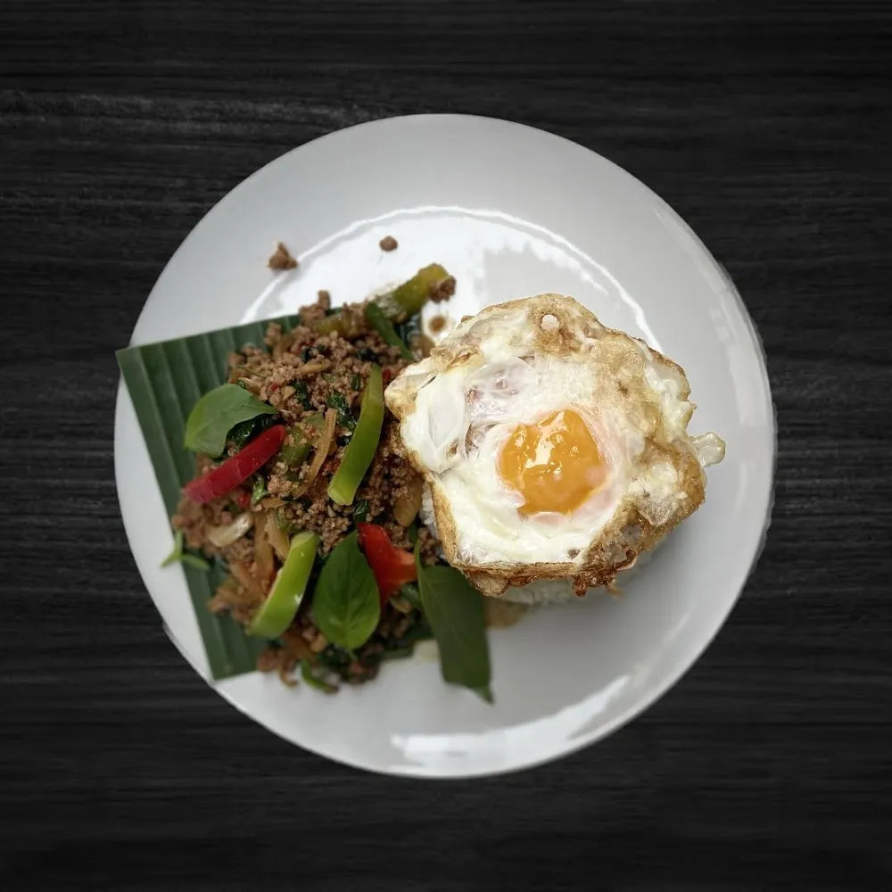 Porc Haché Sauté Au Basilic Avec Oeuf